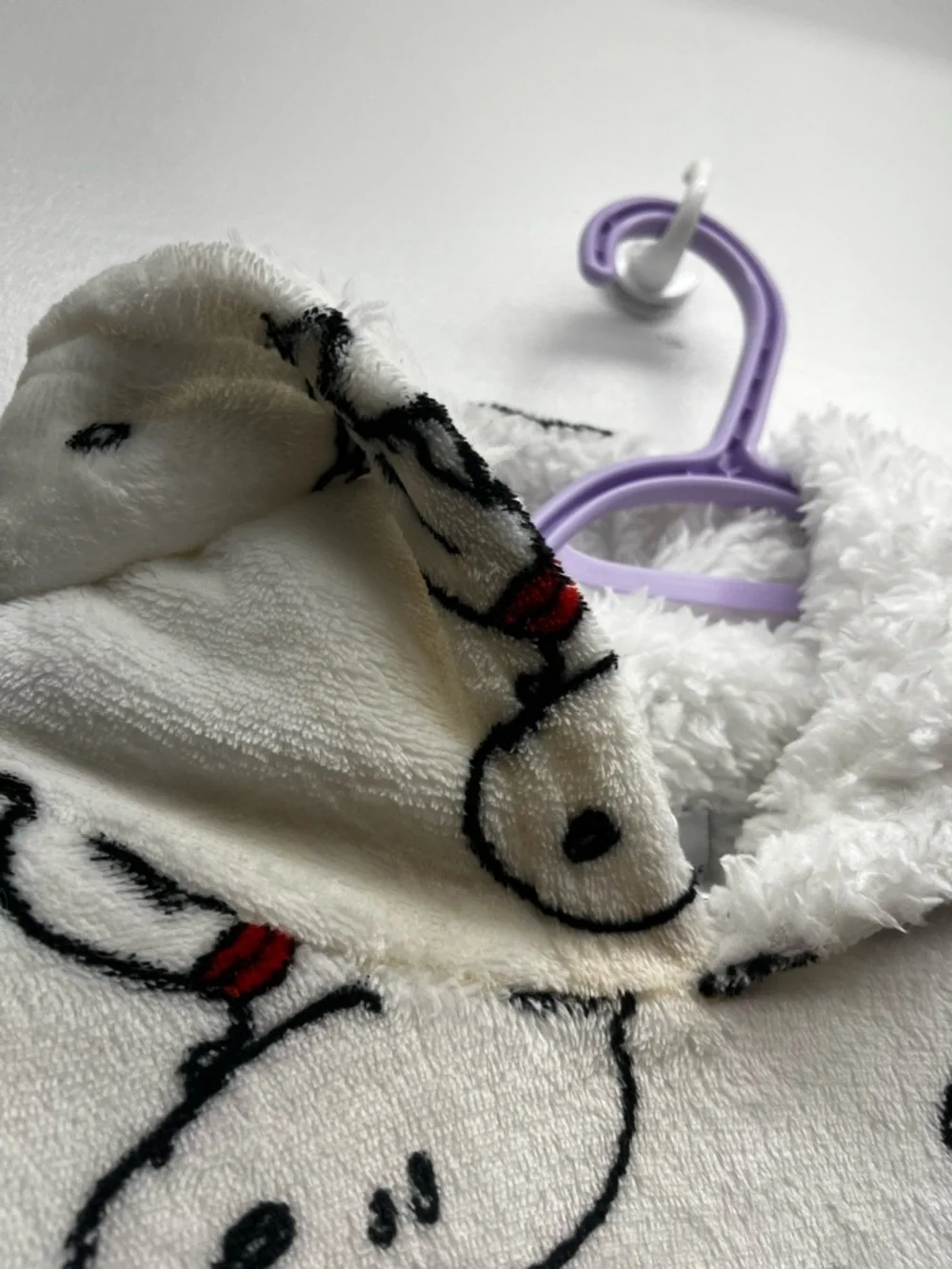 Peanuts Cozy fleece hoodie/blanket-style top featuring Snoopy - Picture 3 of 6